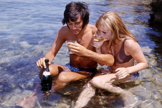 George+Best+footballer+with+girlfriend+Susan+George++on+holiday+in+Majorca+++1969