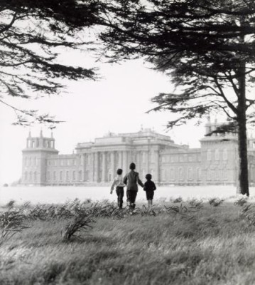 THE-GRANDCHILDREN-OF-THE-10TH-DUKE-OF-MARLBOROUGH-BLENHEIM-PALACE-OXFORDSHIRE-26TH-APRIL-1964-1-c26862