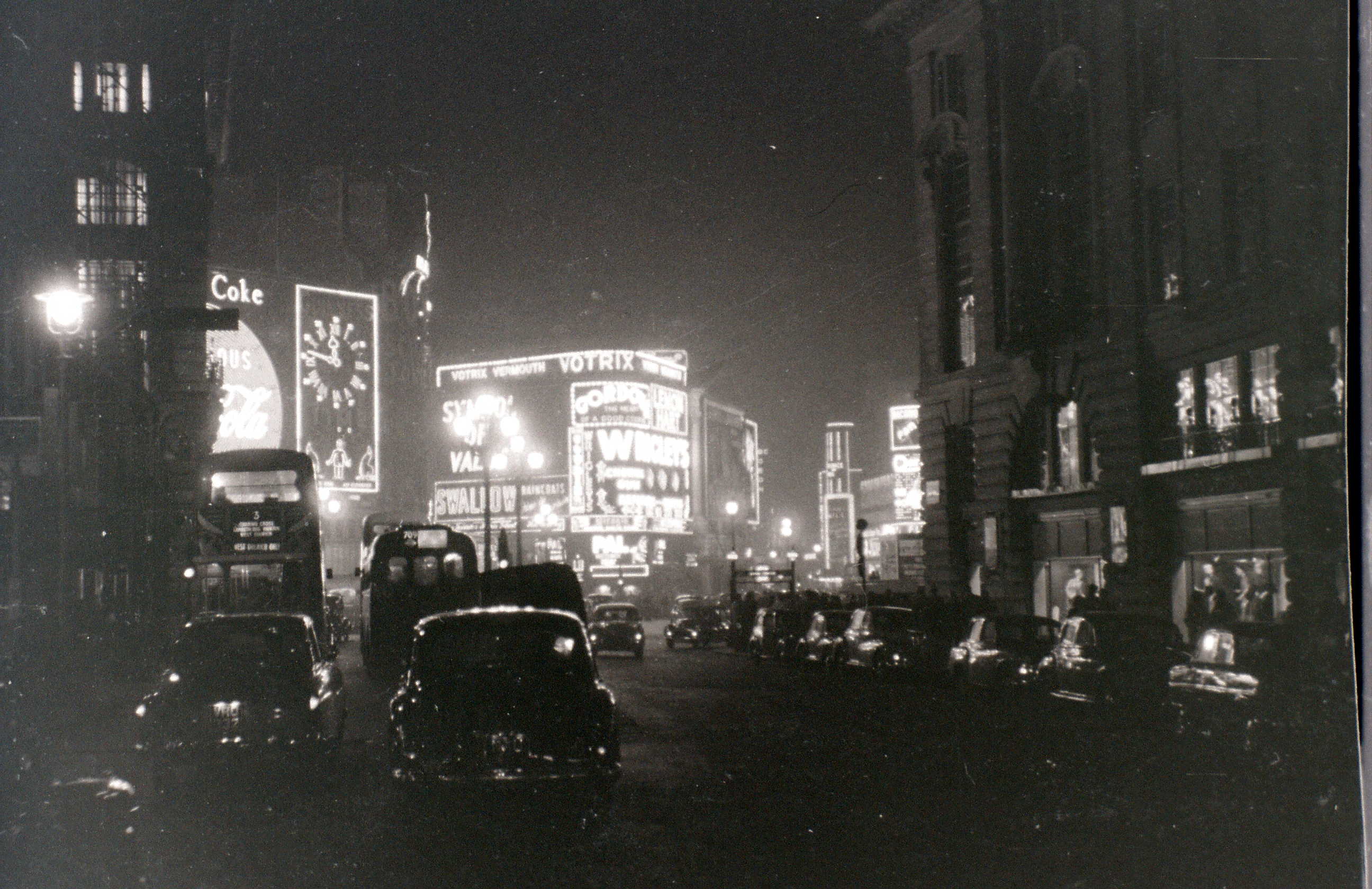 Piccadilly-Circus-London-5-November-1955-1